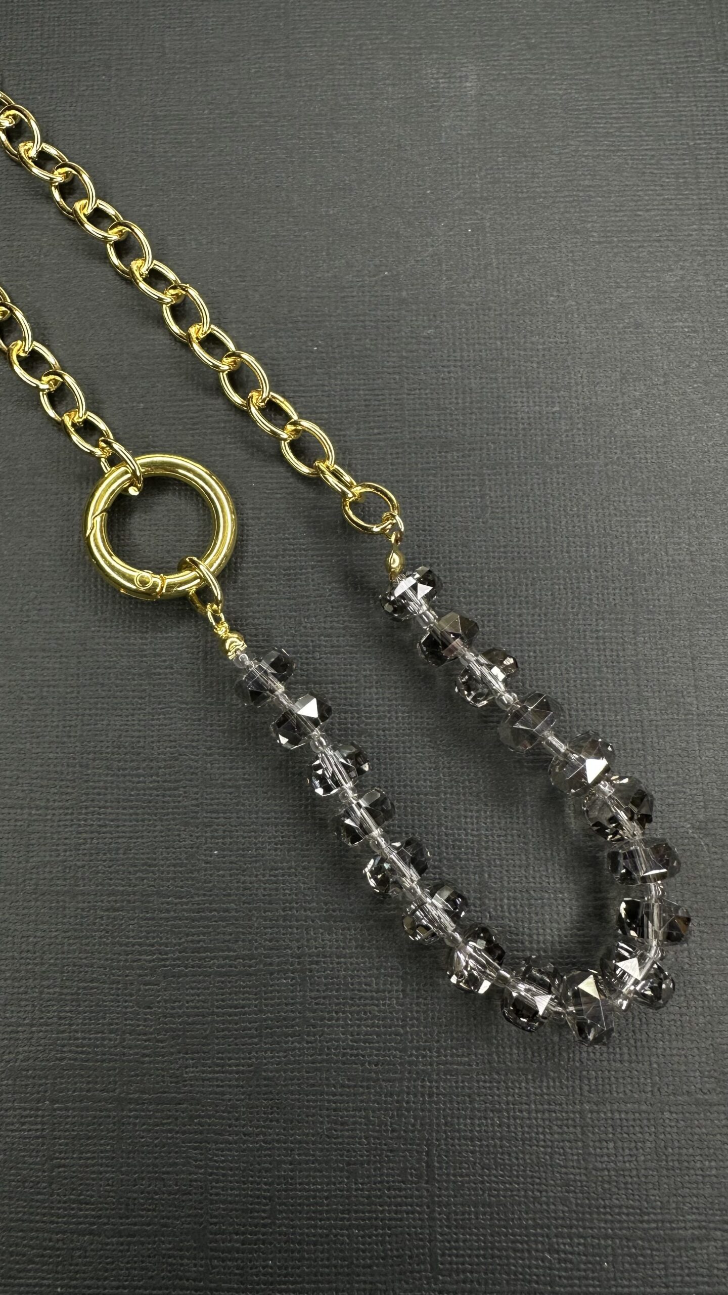 COLLAR CRISTALES GRISES